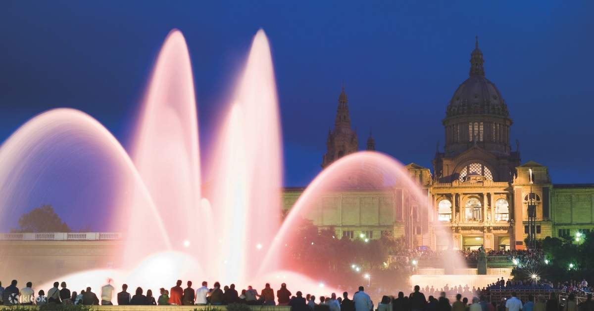 Barcelona Magic Fountain, Beach, & Gothic Quarter Night Tour Klook
